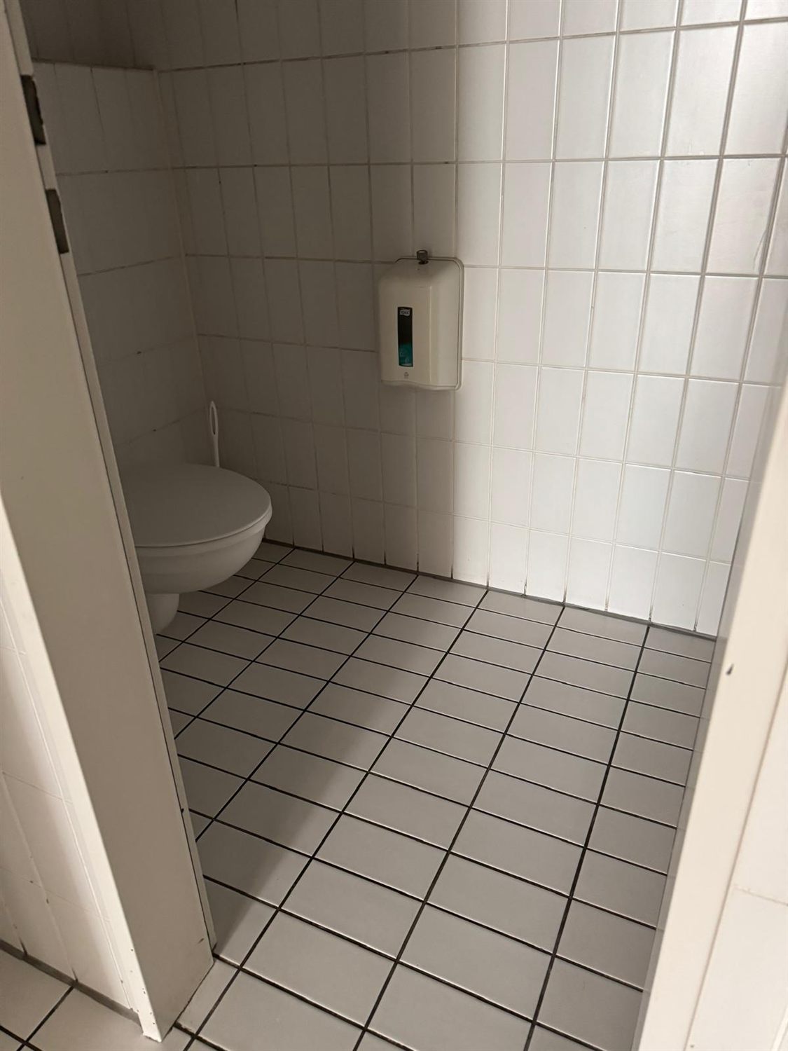 Saubere, gepflegte Sanitäranlage nach der Reinigung